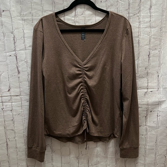 Zobha Tops - NWT Zobha Gray Rouched Top in Taupe 🧈🧈